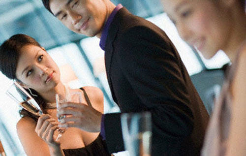 Ngoại tình với người đàn bà không có mặt