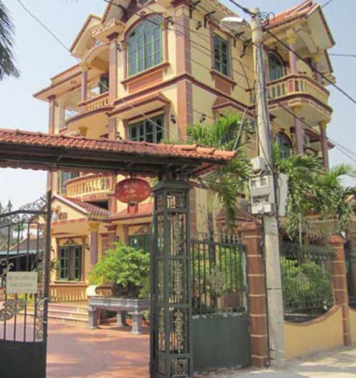 Người đàn bà cụt tay xây 2 biệt thự khủng