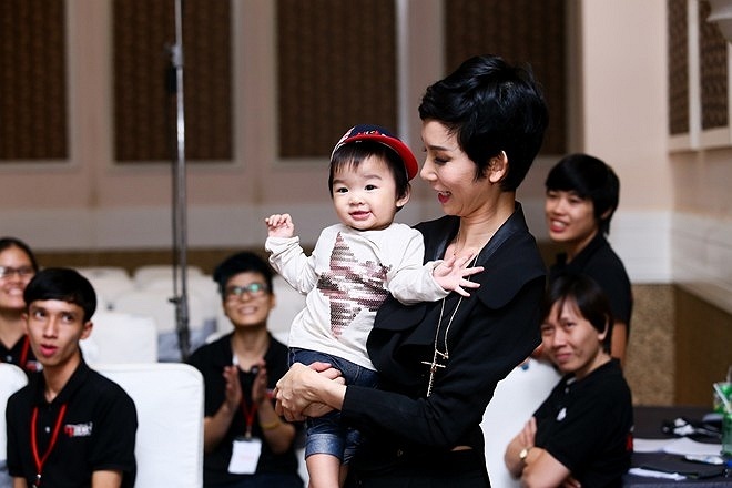 Con gái Xuân Lan theo chân mẹ đi chấm thi