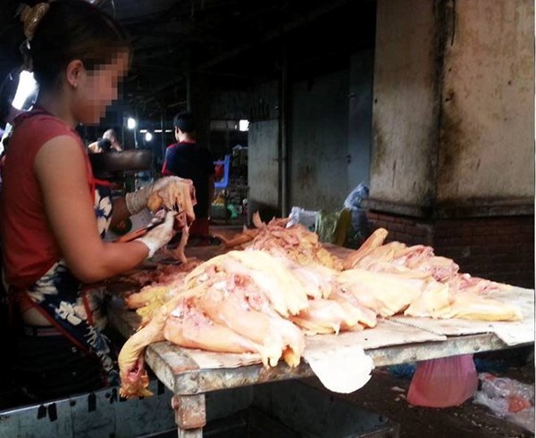 Tận thu thịt gà ôi ế chế biến tuồn vào quán ăn