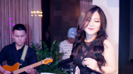 Phạt 2 triệu quán bar Hương Tràm mặc đồ phản cảm biểu diễn