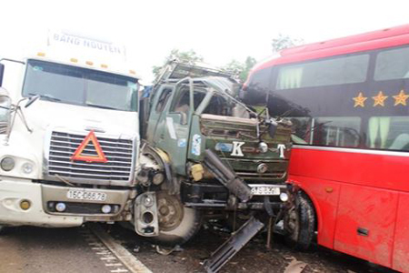 3 ô tô lao vào nhau, QL1A tắc nghẽn