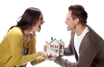 Vợ bỏ đi, ly hôn chồng có được bán đất?