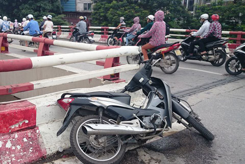 Đâm vào lan can cầu Chương Dương, cô gái rơi xuống đất