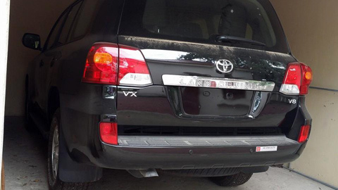 Hình ảnh xe sang tậu chỉ để quản lý... cống nước