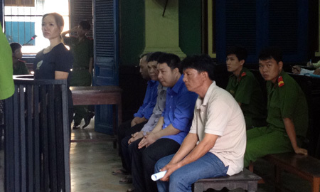 Cha mẹ vào tù vì ‘chạy’ tội hiếp dâm cho con