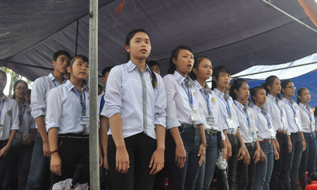 Khai giảng dưới mưa tầm tã đón bộ trưởng