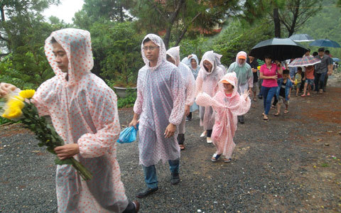 Hàng nghìn người đội mưa viếng mộ Đại tướng dịp Tết Độc lập