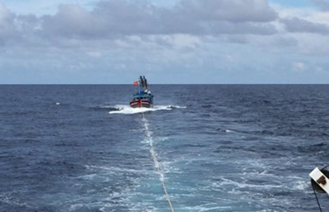 Cứu 9 thuyền viên bị nạn trên biển Hoàng Sa