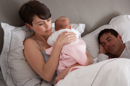 Chồng ly hôn rồi đẩy tôi và con 1 tháng tuổi vào cảnh 