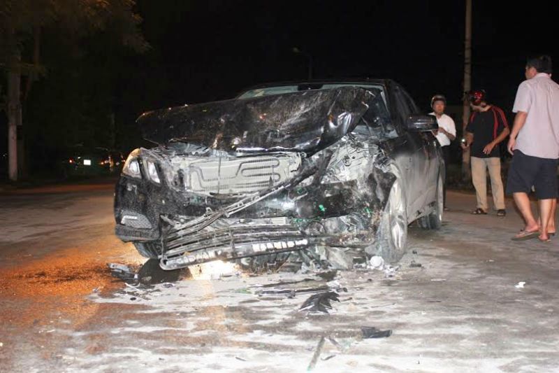 Đấu đầu Mercedes 4 chỗ, tài xế taxi đổ gục