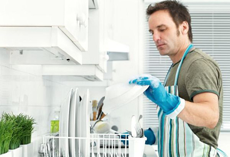 Tâm sự ông chồng 2h sáng rửa bát giúp vợ