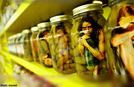 Phận trẻ bị giật khỏi gia đình để làm con nuôi