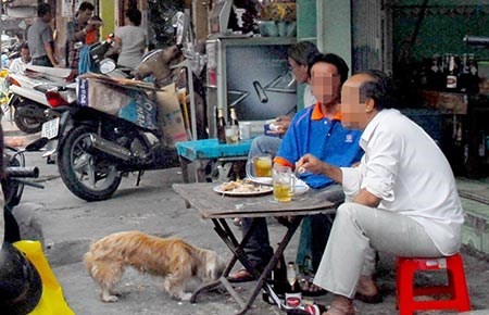 Tây cũng khoái bia vỉa hè, sao phải cấm?