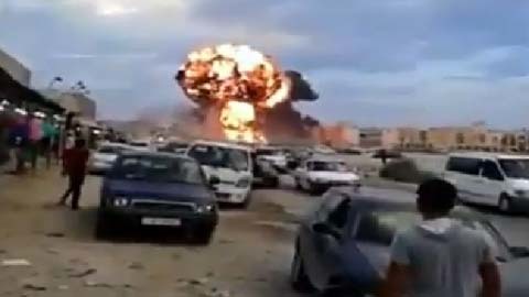 Clip: Máy bay quân sự Libya nổ tung khi rơi