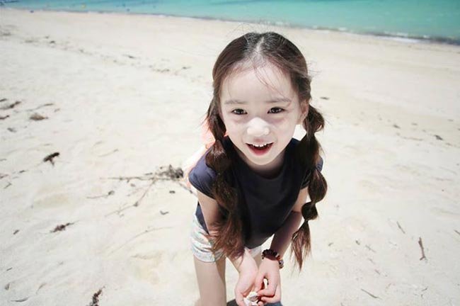 Bé 7 tuổi nhan sắc đẹp hơn cả hotgirl đàn chị