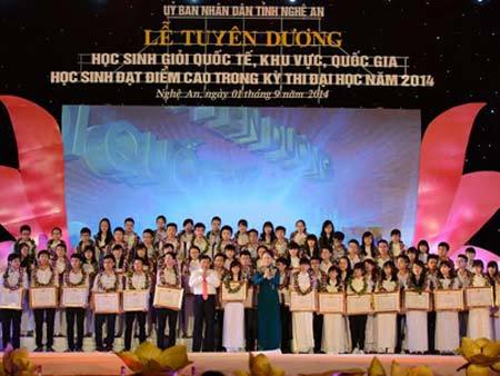 Nghệ An: Thưởng trên 2 tỷ đồng cho học sinh xuất sắc
