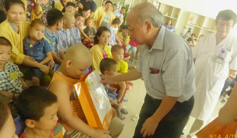 Trao quà Trung thu cho bệnh nhi ung thư