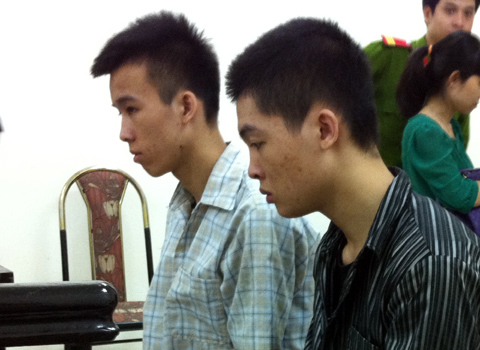 Điên cuồng dội 'mưa dao' vào cậu bé mới lớn