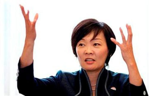 Thủ tướng Nhật Bản rửa bát, quét nhà