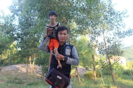 Cảnh sống cùng cực của cậu bé người khỉ