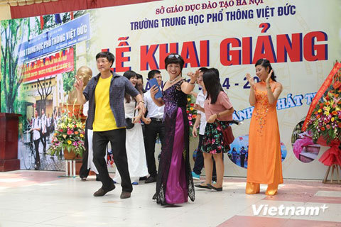 Thầy hiệu trưởng trải lòng sau màn nhảy hip hop gây sốt