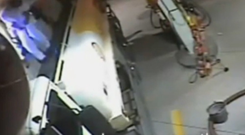 10 clip 'nóng': Bị bồn xăng 