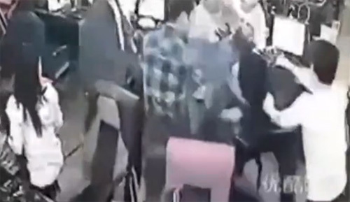 Hai tên trộm dàn cảnh cuỗm đồ bị bại lộ