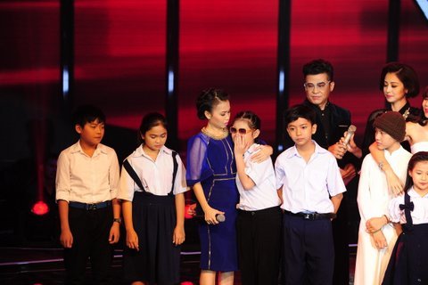 Khóc nức nở, bé khiếm thị vẫn bị loại