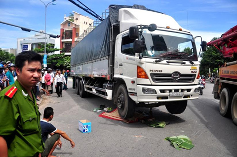 Người đàn ông văng vào gầm xe tải chết thảm ngay ngã tư