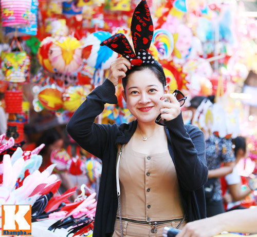 Thiếu nữ Hà thành diện bờm ngộ nghĩnh chơi trung thu