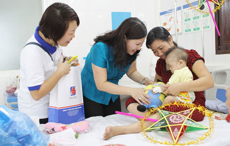 Tâm Bình góp sức mang ‘Trung thu hồng’ đến bệnh nhi nghèo