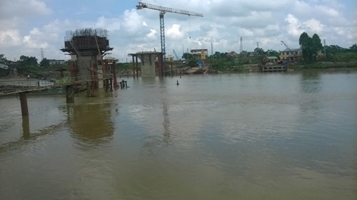 Chấn động nữ y tá mang bầu ôm con nhảy sông tự tử