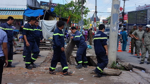 Hàng chục người nhái tìm bé trai mất tích dưới cống