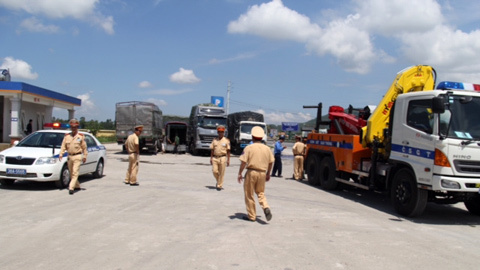 Xe siêu tải ‘lách’ trạm cân 6 tỉnh ra sao?