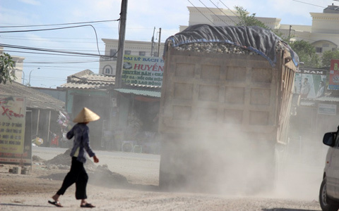 Bất chấp ‘lệnh’, xe quá tải vẫn rầm rập như đi hội