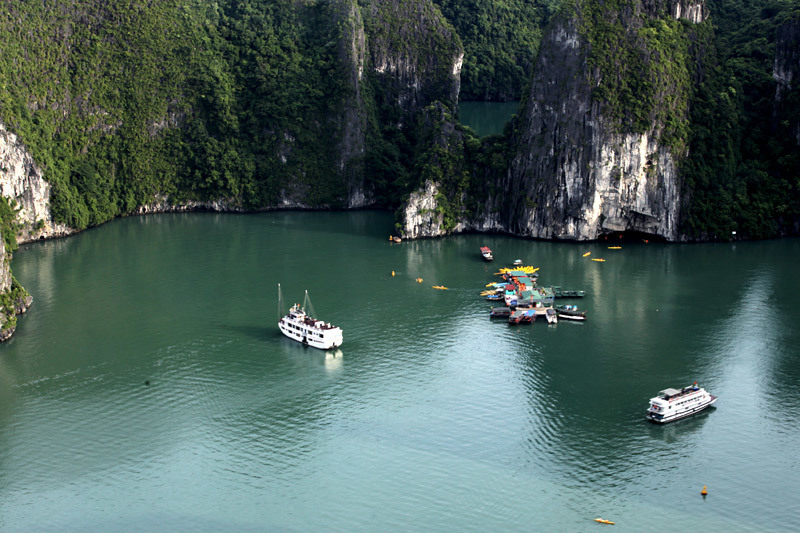 Hạ Long: Bức tranh thủy mặc nhìn từ thủy phi cơ