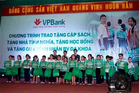 1 tỷ đồng và 17.000 chiếc cặp cho HS vượt khó