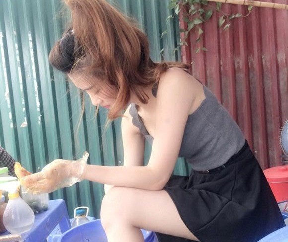 Cô gái bán bánh tráng Hà Nội gây sốt mạng