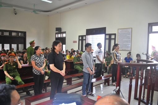 Bị cáo lao đầu vào tường tự sát tại tòa