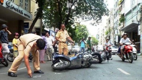 Gây tai nạn bỏ chạy, thấy móc túi lờ đi