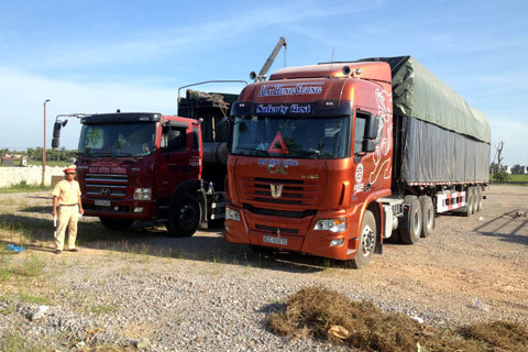 Mật phục bắt đoàn xe chở gỗ siêu tải