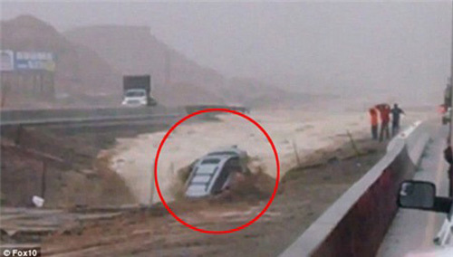 Ô tô bị lũ quét 'nuốt chửng'