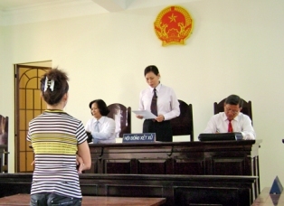 Lương vợ hơn chồng, ly hôn có chắc được nuôi con?