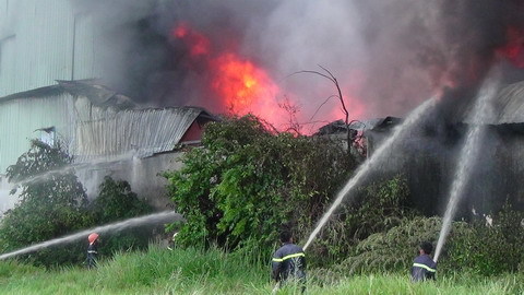 Cột khói bao trùm, xưởng đế dép chìm trong biển lửa