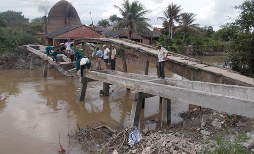 Cầu bị sập xuống sông: Đập bỏ, làm cầu mới