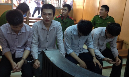 Ba anh em gây rối ở bệnh viện, đánh chết người