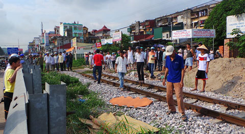 Hà Nội: Người phụ nữ bị tàu kéo lê hàng chục mét