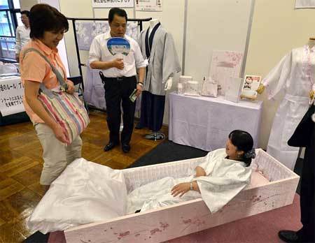 Kỳ quái lễ hội chết thử ở Nhật