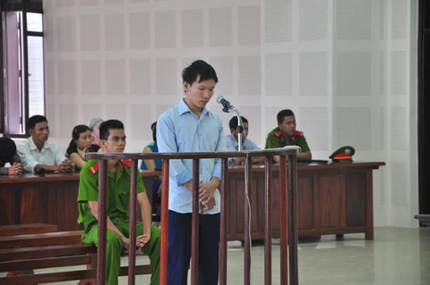 Nghịch tử điên cuồng đuổi theo đâm chết cha ruột